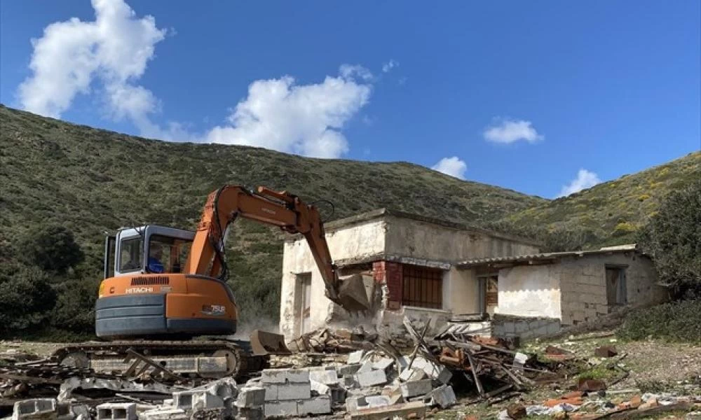 Ξεκίνησε η κατεδάφιση αυθαίρετων κτισμάτων στη νήσο Μακρόνησο